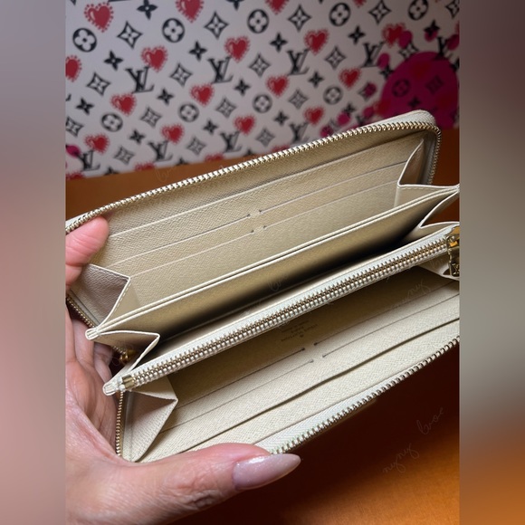 Like new! Zippy Wallet in azur - Picture 7 of 15